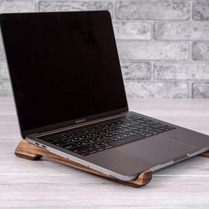 Soporte minimalista para computadora portátil de madera // Soporte para computadora portátil de nogal personalizado, Soporte portátil para computadora portátil, Soporte para computadora portátil para escritorio, Regalo del Día de la Madre,