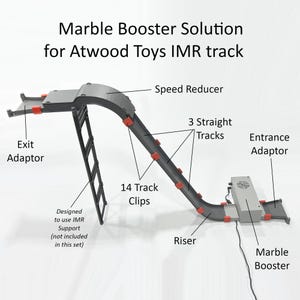 Op de afbeelding: Een witte keramische mok met een zwarte handgreep en de tekst "But First, Coffee" in een vetgedrukte, zwarte letter. De mok staat tegen een vage achtergrond, wat een gezellige setting suggereert.