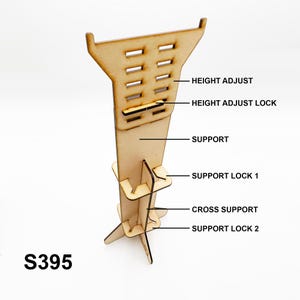 Könnte beinhalten: Ein Holzständer mit einstellbarer Höhe, einer Stützverriegelung und einer Querstrebe. Der Ständer ist mit "S395" gekennzeichnet.