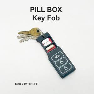 Schlüsselanhänger Pill Box - Diskrete & praktische Aufbewahrung für Pillen oder Vitamine, Geschenk für Oma / Opa, Pillenaufbewahrung und Medizin-Organizer
