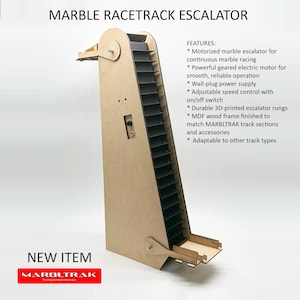 Può includere: Una scala mobile in legno per pista di biglie con gradini neri. Il testo "MARBLE RACETRACK ESCALATOR" è in alto. Il testo "NEW ITEM" e il logo "MARBLTRAK" sono in basso. Include una scala mobile motorizzata e controllo della velocità regolabile.