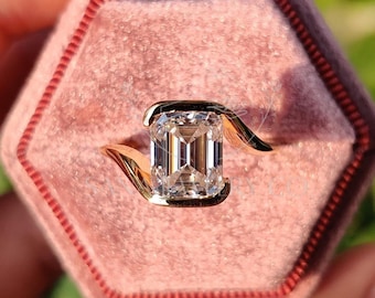Anillo de compromiso con diamante cultivado en laboratorio de talla esmeralda de 2,5 quilates, anillo de oro macizo de 14 quilates, anillo con engaste de medio bisel, anillo con vástago tipo bypass, anillo con diamante CVD.