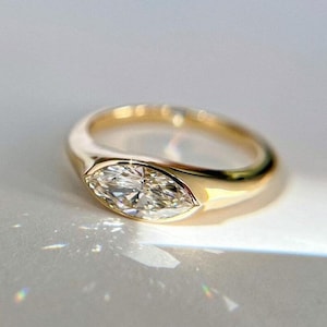 East West diamantring, 1,5 karat marquiseslipad moissanit förlovningsring, 14 karat massivt guld med bezel, solitärring, löftering, grov ring