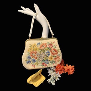 Bolso de mano vintage "Walborg" bordado con bordados, ribetes y asa de cuero blanco, marco dorado, interior dorado, monedero a juego, 20 x 25 cm, década de 1950
