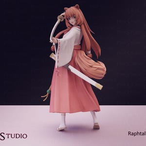 Puede incluir: Figura de Raphtalia de la serie de anime The Rising of the Shield Hero. La figura lleva un atuendo blanco y rosa y sostiene una espada. La figura tiene pelo largo y naranja y orejas de zorro. El logo de Pink Studio está en la esquina inferior izquierda.
