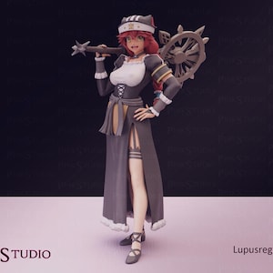 Op de afbeelding: Figuur van een personage met rood haar, gekleed in een donkergrijze jurk met een witte top en een non-achtige hoofdtooi. Het personage houdt een wapen met een puntig uiteinde en een wielachtig object vast. De tekst "PinkStudio" staat linksonder.