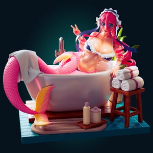 Peut inclure: Figurine détaillée d'une sirène dans une baignoire. La sirène a des cheveux roses et une queue rose, et porte un haut de bikini bleu et blanc. La baignoire est blanche, et il y a des serviettes roulées et des articles de toilette à proximité. La figurine est sur une base bleue.