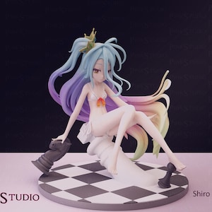 Pu&ograve; includere: Statuetta dettagliata di un personaggio femminile degli anime con lunghi capelli multicolori e una corona. &Egrave; seduta su una base bianca stilizzata con un motivo a scacchiera, che tiene in mano un pezzo degli scacchi. La statuetta ha un design delicato e uno sfondo scuro.