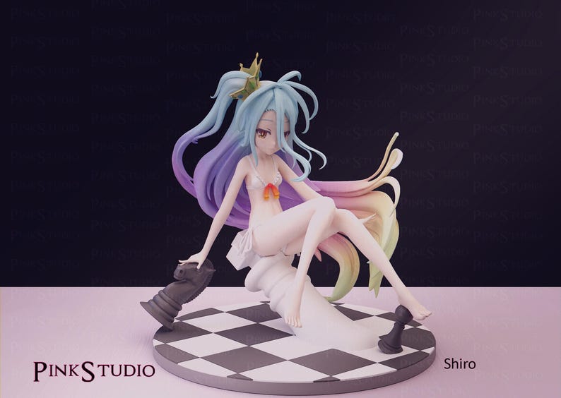 Pu&ograve; includere: Statuetta dettagliata di un personaggio femminile degli anime con lunghi capelli multicolori e una corona. &Egrave; seduta su una base bianca stilizzata con un motivo a scacchiera, che tiene in mano un pezzo degli scacchi. La statuetta ha un design delicato e uno sfondo scuro.