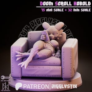 Puede incluir: Figura lila de un kobold, reclinado en un sillón cosido mientras sostiene un teléfono inteligente. La figura está etiquetada como "DOOM SCROLL KOBOLD" y está disponible en escalas de 15 mm y 32 mm. La base incluye el texto "PATREON DIGGLYSTIX".