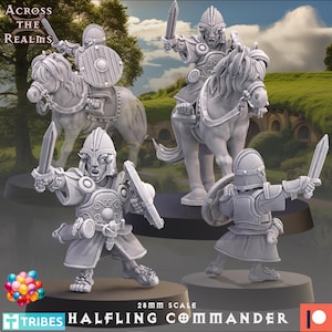 Puede incluir: Colección de figuras en miniatura grises de un Comandante Mediano, algunas a caballo, con espadas y escudos. Las figuras son a escala de 28 mm y presentan el texto "ACROSS THE REALMS" y "HALFLING COMMANDER".