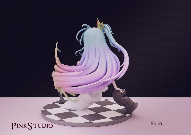 Pu&ograve; includere: Statuetta di un personaggio con lunghi capelli fluenti nei toni del blu e del viola, ornata da una piccola corona d'oro. La figura &egrave; posizionata su una base a scacchi in bianco e nero, con un pezzo degli scacchi. L'etichetta &egrave; "Shiro".