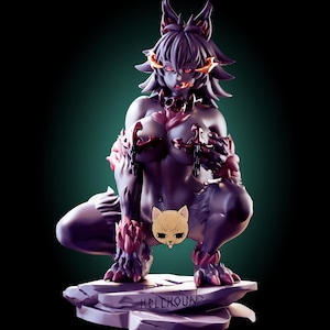 Puede incluir: Figura de color púrpura oscuro de una criatura humanoide con forma de lobo, con ojos y acentos rojos. La figura está en posición agachada, con la palabra "HELLHOUND" en la base. Una pegatina de gato cubre la zona inferior.
