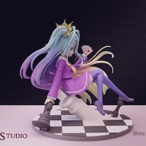 Pu&ograve; includere: Statuetta dettagliata di un personaggio con lunghi capelli blu e viola fluenti, che indossa un vestito viola e tiene in mano delle carte da gioco. La figura &egrave; posata su un pezzo degli scacchi, con una corona d'oro. La base &egrave; a scacchi.