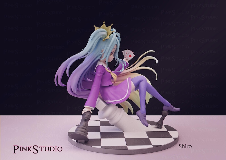 Pu&ograve; includere: Statuetta dettagliata di un personaggio con lunghi capelli blu e viola fluenti, che indossa un vestito viola e tiene in mano delle carte da gioco. La figura &egrave; posata su un pezzo degli scacchi, con una corona d'oro. La base &egrave; a scacchi.