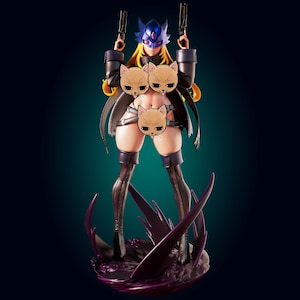以下が含まれることがあります： 黒いジャケット、サイハイブーツ、青いマスクを着た女性のフィギュアで、2丁の黒いピストルを持っています。このフィギュアは金髪で、紫色の台座の上に立っています。フィギュアの胸と股間は猫の顔で覆われています。