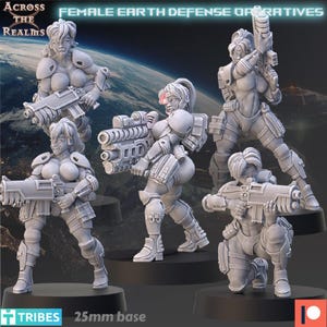 Op de afbeelding: Een verzameling van vijf grijze miniatuurbeeldjes van vrouwelijke agenten in futuristisch pantser, elk met een groot wapen. De tekst "FEMALE EARTH DEFENSE OPERATIVES" staat bovenaan. De basis is 25 mm.