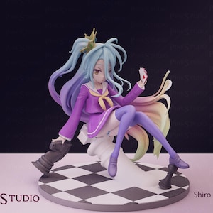 Pu&ograve; includere: Statuetta dettagliata di un personaggio con lunghi capelli blu sfumati, che indossa un abito viola e una piccola corona. La figura &egrave; seduta su una base a tema scacchi, che tiene in mano una carta. La base ha un motivo a scacchiera con pezzi degli scacchi.