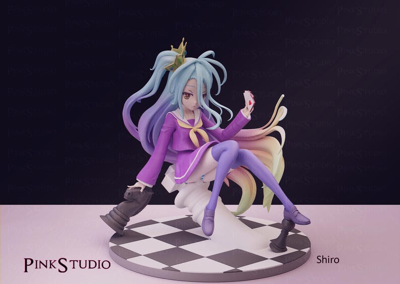 Pu&ograve; includere: Statuetta dettagliata di un personaggio con lunghi capelli blu sfumati, che indossa un abito viola e una piccola corona. La figura &egrave; seduta su una base a tema scacchi, che tiene in mano una carta. La base ha un motivo a scacchiera con pezzi degli scacchi.