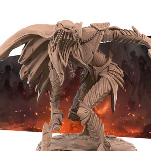 Puede incluir: Figura beige detallada de un guerrero en una pose dinámica. La figura está vestida con una armadura adornada, una capa fluida y un tocado intrincado. El guerrero está arrodillado sobre una base de piedra, con un fondo ardiente.