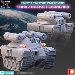 Puede incluir: Modelo gris de tanque/lanzacohetes renderizado en 3D. El modelo presenta un diseño de plataforma de armas pesadas con múltiples cañones y un sistema de orugas detallado. Incluye el texto "HEAVY WEAPON PLATFORM TANK//ROCKET LAUNCHER" y "50mm base".
