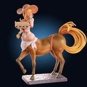 Peut inclure: Figurine d'un centaure, créature mythique avec le haut du corps d'une femme et le bas d'un cheval. La femme porte un chapeau de paille, un bikini et un tissu blanc. Le corps du cheval est brun avec une longue queue dorée. La figurine est sur une base en pierre.