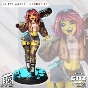 Könnte beinhalten: Figur von "Glitzy Gobbo - Bashbelle" mit grüner Haut, rosa Haaren und einer braunen Jacke. Sie hält einen mit Stacheln besetzten Knüppel und trägt Jeansshorts und Oberschenkelstrümpfe. Der Sockel ist schwarz mit blauen Akzenten, und die Figur hat ein breites, aufgeregtes Grinsen.