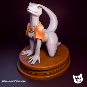 Könnte beinhalten: Eine hellviolette Fantasy-Kreaturenfigur mit roten Augen, die eine orangefarbene Jacke und einen Katzenanhänger trägt. Die Figur kniet auf einem braunen Holzsockel. Der Text "patreon.com/MowMaw" ist unten sichtbar.