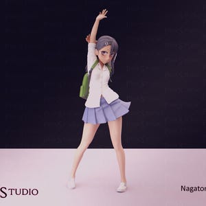 Puede incluir: Una figura de una joven con el pelo largo y oscuro que lleva una camisa blanca y una falda azul plisada. Está levantando el brazo en el aire y lleva una mochila verde en el hombro. El fondo es negro con texto blanco que dice "PINK STUDIO" y "Nagatoro".