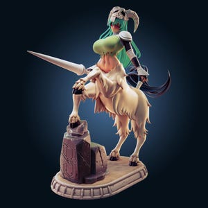 以下が含まれることがあります： 女性のケンタウロス戦士の精巧なフィギュア。フィギュアは緑色の髪、緑色のトップス、白い鎧をしています。大きな白い槍を持ち、石の台座の上に立っています。ケンタウロスの下半身はクリーム色です。