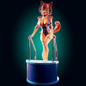 Peut inclure: Figurine d'un personnage d'anime féminin aux traits de renard, portant un maillot de bain bleu et blanc. La figurine a des cheveux et une queue roux, et se tient sur une plateforme bleue et blanche avec des rampes métalliques.