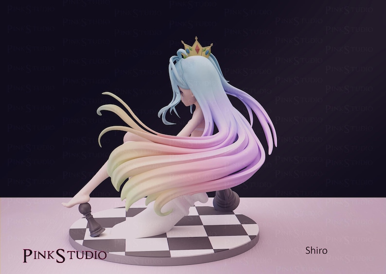 Pu&ograve; includere: Statuetta di un personaggio seduto con lunghi capelli dai colori pastello, con una corona d'oro. La figura poggia su una base a scacchi con pezzi degli scacchi. Visibile il logo Pink Studio. I capelli sono multicolore.