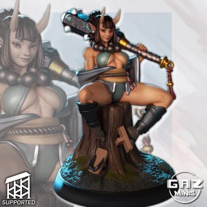 Könnte beinhalten: Detaillierte Figur einer weiblichen Kriegerin mit Hörnern, die ein grün-graues Outfit trägt und einen Stachelkeule hält. Sie sitzt auf einem Baumstumpf, mit einem Paar Sandalen in der Nähe. Die Figur hat ein detailliertes Gesicht.