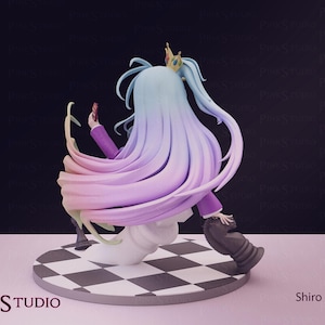 Pu&ograve; includere: Statuetta dettagliata di un personaggio con lunghi capelli fluenti in sfumature di blu e viola, che indossa un abito viola e una piccola corona d'oro. La figura &egrave; posizionata su una base a scacchi.
