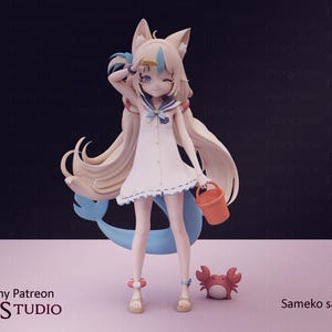 Puede incluir: Figura de una niña con pelo largo rubio, orejas de gato y un vestido blanco, sosteniendo un cubo naranja. También hay una cola azul y un cangrejo rojo. La figura está sobre una superficie rosa.