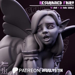 Puede incluir: Figura impresa en 3D en escala de grises de un hada con grandes orejas puntiagudas, alas y una expresión angustiada. El texto "RESTGRAINED FAIRY" y "15 MM + 32 MM SCALE" son visibles. La figura está pre-soportada y cortada.