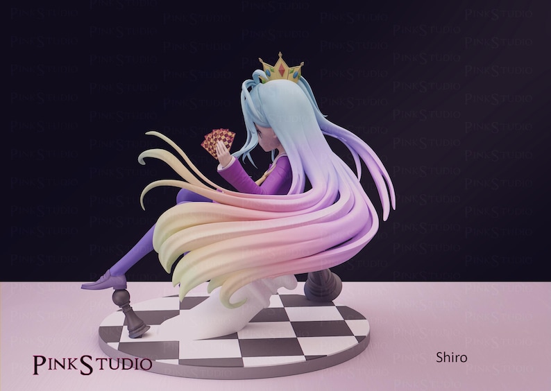 Pu&ograve; includere: Statuetta di un personaggio con lunghi capelli fluenti dai colori pastello, che indossa un abito viola e una corona. La figura tiene in mano delle carte da gioco ed &egrave; seduta su una piattaforma a scacchi. La base riporta il testo "Pink Studio" e il nome "Shiro".