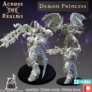 Puede incluir: Dos figuras detalladas, blancas, impresas en 3D de una Princesa Demonio, con grandes alas y armadura ornamentada. Las figuras están sobre bases negras. El texto incluye "Across the Realms" y "Demon Princess". Las figuras son modulares, escala 32 mm, y tienen una base de 60 mm.