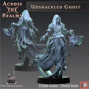 Puede incluir: Figura en miniatura de un "Unshackled Ghost" sobre una base de 25 mm. La figura espectral está envuelta en tela fluida y cadenas, sosteniendo una linterna. El texto "Across the Realms" es visible en la esquina superior izquierda.