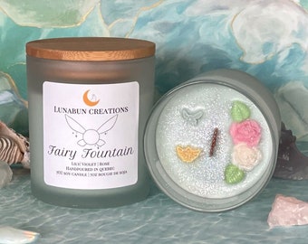 Fontanna Wróżek | Naturalna świeca woskowa sojowa inspirowana grami wideo | Świeca zapachowa Glitter Fresh | Słoik na świecę 7 uncji | Uroczy prezent dla nerdowskiego gracza