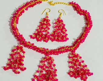 Conjunto de colar choker e brincos pendentes rosa choque com miçangas