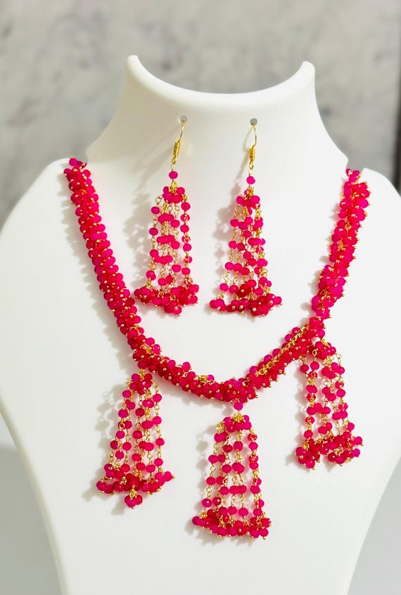 ハンドメイド チョーカーピンク 赤 ビーズ ハンドメイド チョーカーピンク 赤 ビーズ