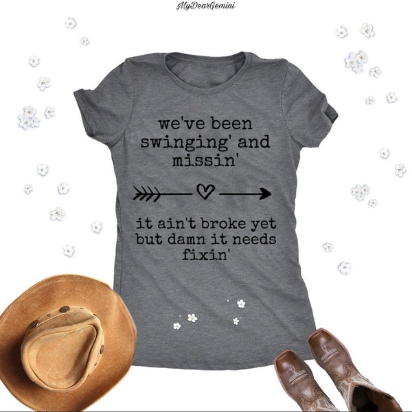 SWINGIN ' & MISSIN' Damen Grafik T-Shit Country Girl Western Southern Bekleidung Geschenk für Sie