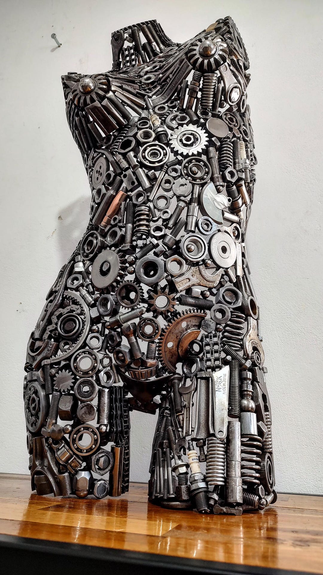 ハッピー Female Body Made of Metal Parts, Nuts, Bolt, Wrench, Auto