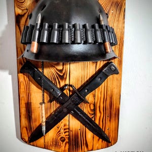 軍事遺物の壁ランプ、軍事アイテムのレプリカ、ヘルメット、銃剣、ナイフ、カートリッジ、機関銃ベルト、木材