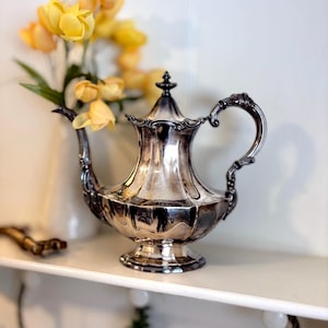 Vintage Silver Tea Pot Rare Antique Reed and Barton Silver Coffee Pot with Ornate design Handles Spout Shabby Chic Home decor Vase Excellent