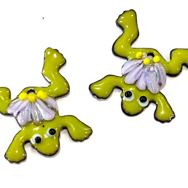 Ein Paar geblümter Frosch aus Emaille