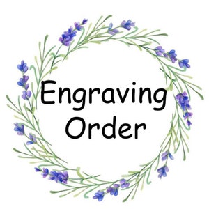 Könnte beinhalten: Ein Blumenkranz mit lila Blüten und grünen Blättern umgibt den Text "Engraving Order".