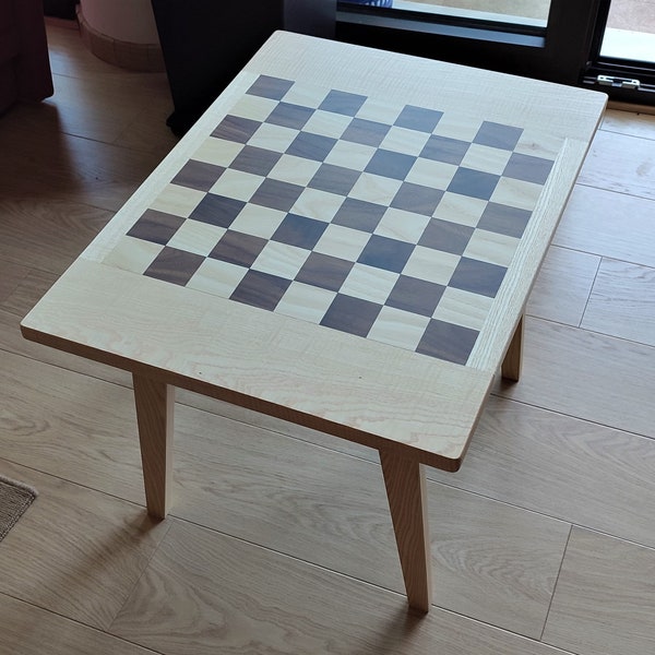 Table d'échecs moderne en bois massif de noyer et de châtaignier, table basse faite main du milieu du siècle