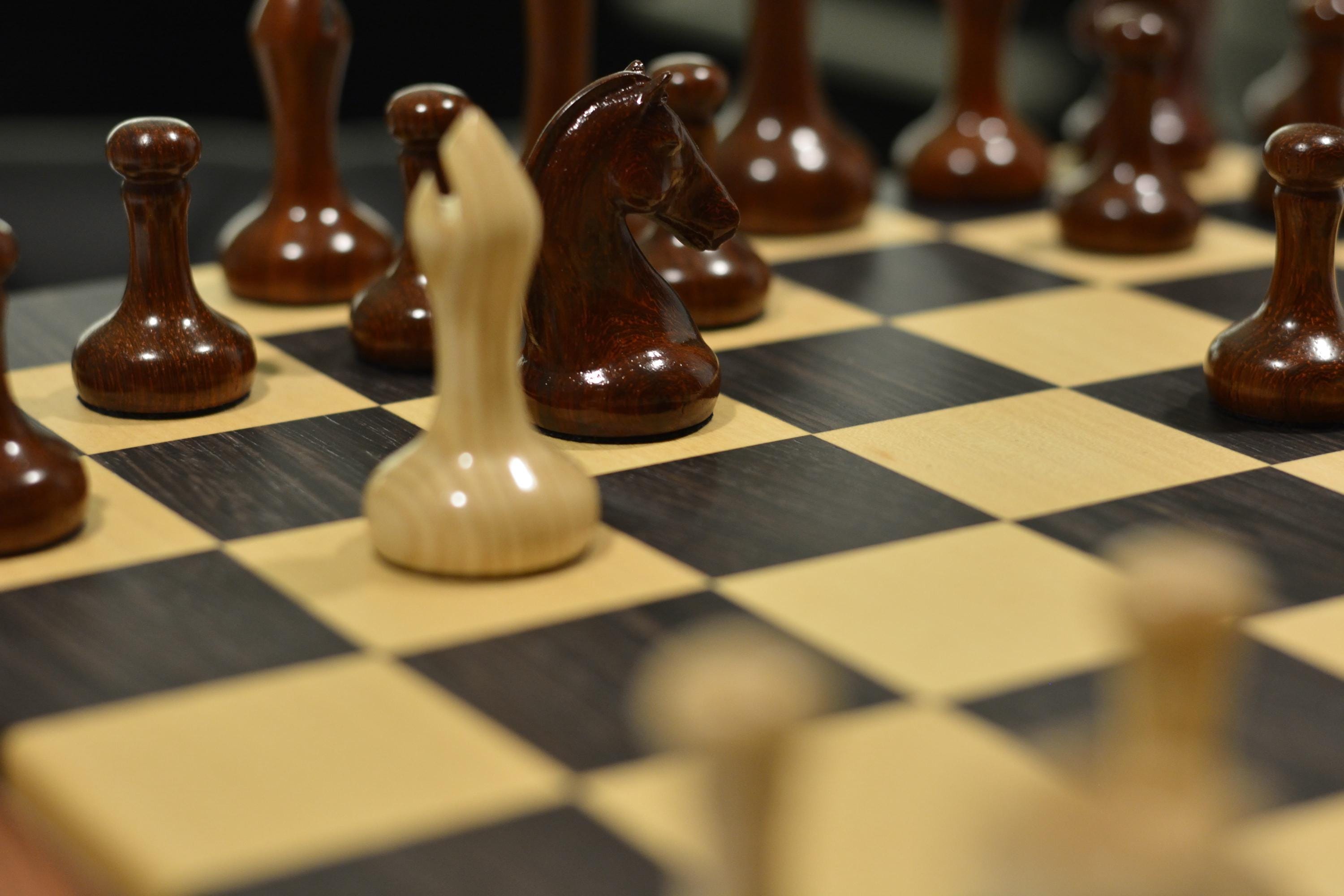 SGW製の木製チェスセット、手作りのローズウッドボードと「ピンダス